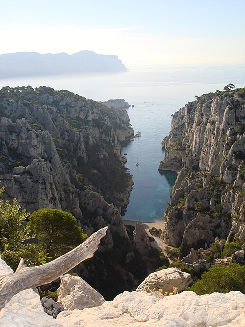 File:Parc national des Calanques 06.jpg