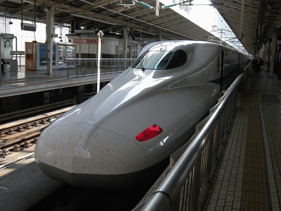 An N700 series shinkansen train at Tokyo Station, 2011