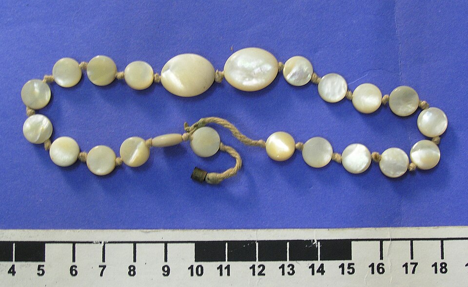 File:Necklace (AM 674266-2).jpg