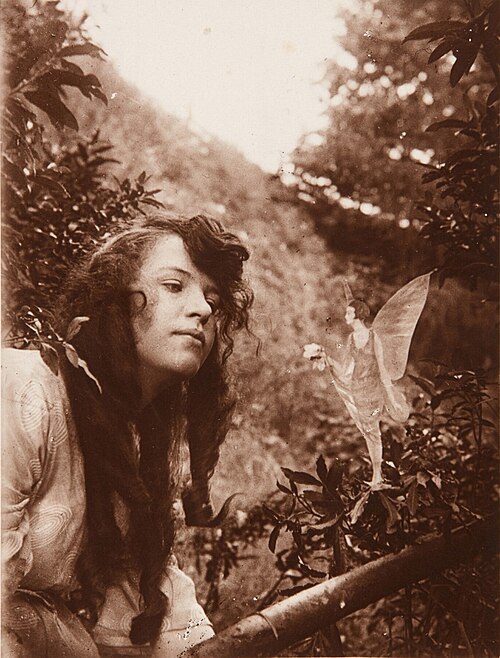 File:Cottingley Fairies 4.jpg